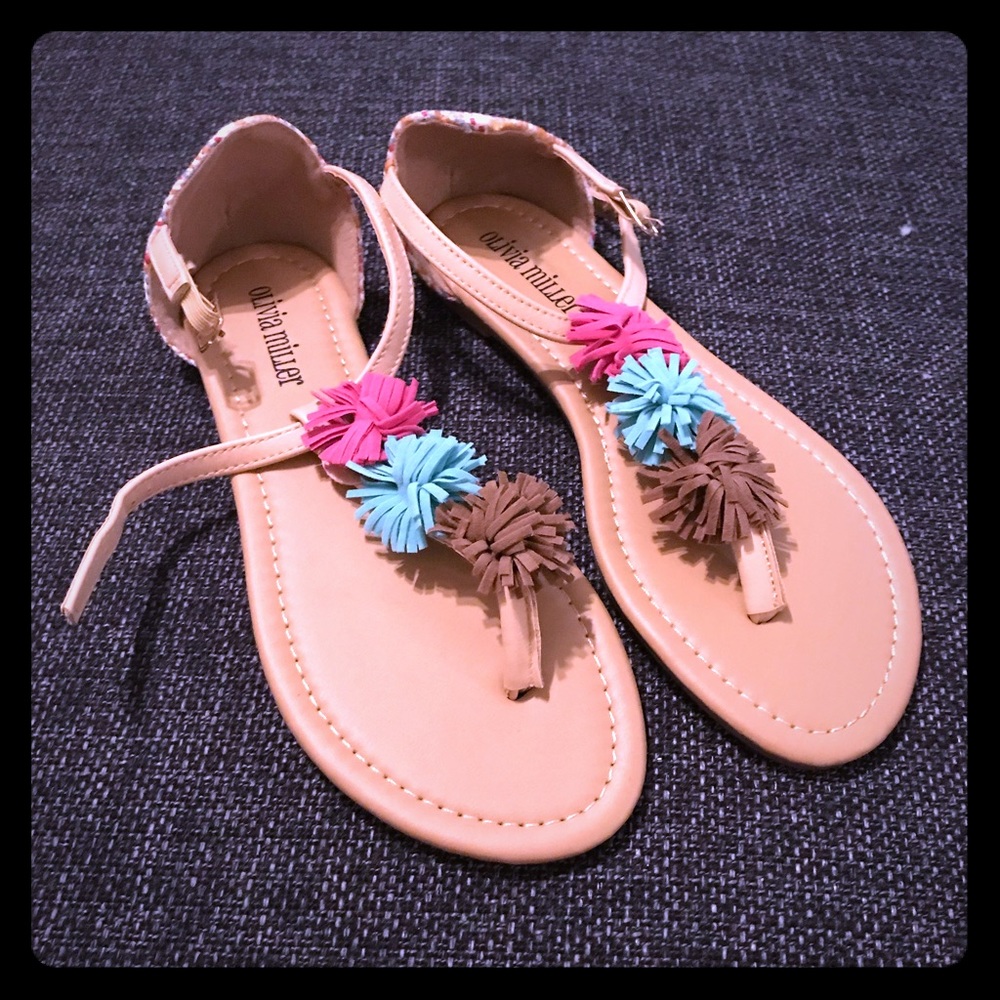 Cute pompom flat sandals!